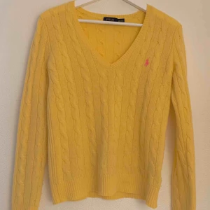  - A nice Ralph Lauren sweater that has been worn but it’s a great piece that gives a vintage feeling with the warm yellow colour