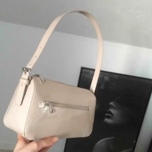  - Snygg och trendig beige väska. I nytt skick då den enbart är använd 2 gånger. Frakten kostar 45 kr som köparen betalar. 