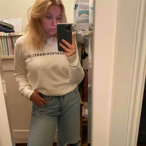  - Vit sweatshirt med texten ”cinderfuckingrella” från designers remix. Sjukt skön och inte jättestor i storleken 🥰