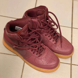 - Säljer ett par vinröda Nike Air Force. De är i nyskick men säljer då de är lite små i storleken. De är i storlek 40,5 men skulle mer säga att de är en mindre 40. 500kr (BVSA) plus porto eller byte mot andra skor.  