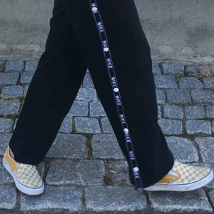  - Säljer mina jättesnygga Vans slip-on i storlek 38!! Inköpta innan sommaren för 699kr. Lite slitna, därav priset. PM för fler bilder! 🦋🦋🦋