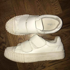  - Vita kardborreband sneakers från Ellos, storlek 39 Jätte snygga men lite slitna, därav priset💓💓