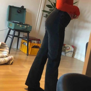  - Snygga byxor i härligt material jag köpt second hand på pop boutique!! De hade ett litet hål där bak men det är sytt! De är inte så använda, utan i bra skick! 