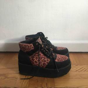 Platåskor i leopardmönster köpta på skoaffären Zoe, vet inte märket dock.  Ca 5 cm platå Färgen på skorna har tyvärr blivit solblekt på vissa ställen.  
