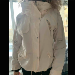  - Vårjacka som är i fin skick, skulle säga att den även passar som L. 