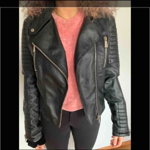  - Svart skinnjacka som endast är använt 2 gånger, skulle säga att den passar även en 40 storlek. bra skick och den är som ny.