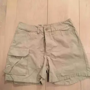 Peak performance shorts strl XS, beige. Observera liten fläck på baksida, se bild.  Postas (40 kr) eller ses i Sthlm. 