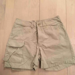  - Peak performance shorts strl XS, beige. Observera liten fläck på baksida, se bild.  Postas (40 kr) eller ses i Sthlm. 