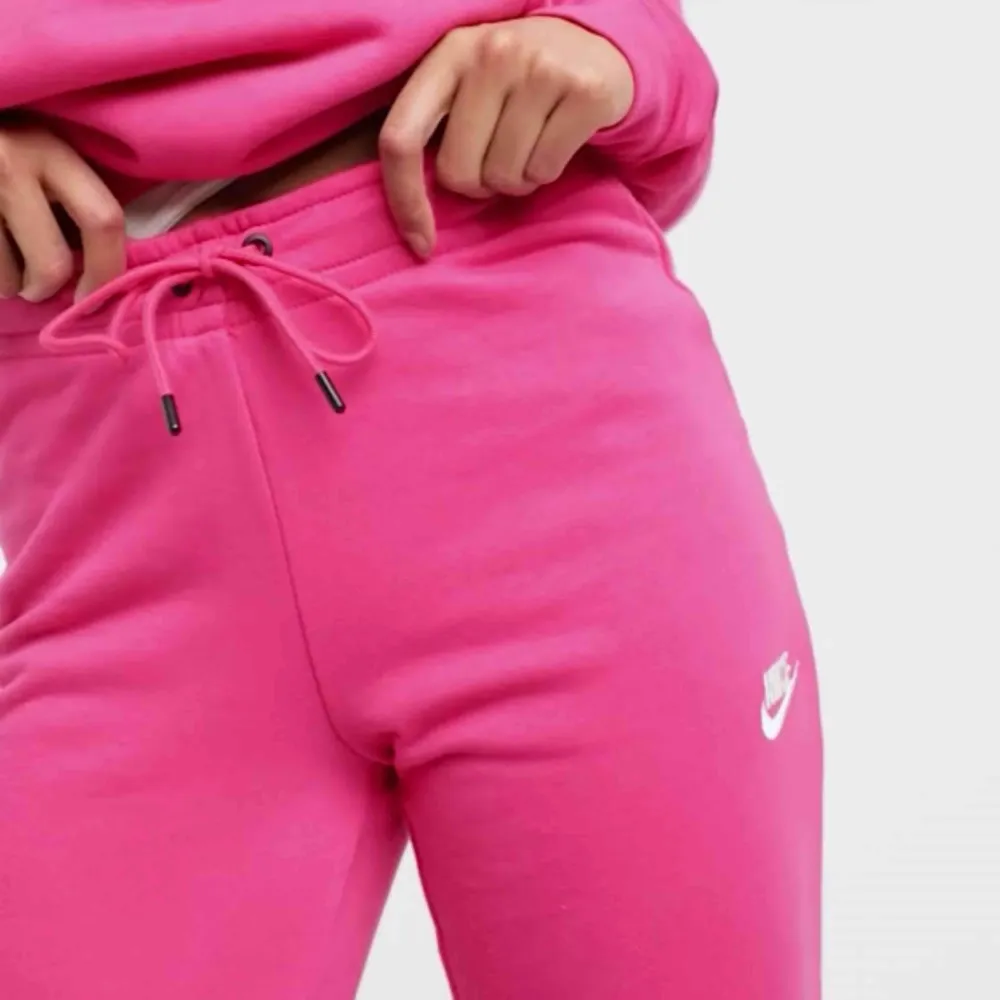 Helt nya Nike träningsbyxor, storlek XS nypris 479kr . Jeans & Byxor.
