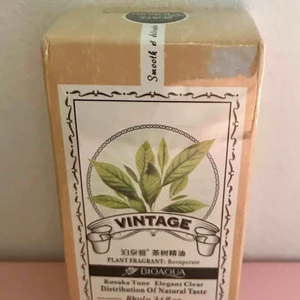  - Plomberad glasflaska. Ny härlig olja med örter och helande plantor. Se bilder. Rymmer:10ML. Till bad och doftljus och Parfym. Bör ej ätas. *BJUDER PÅ PORTOT. Beställing/Swisch .Leveranstid:1-3 vardagar.