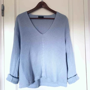  - En ljusblå mycket skön och tunn stickad tröja. Använd fåtal gånger. Frakt tillkommer. 🦋