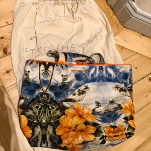  - Snygg strandväska från Stella McCartney i härliga färger. Knappt använd alls.