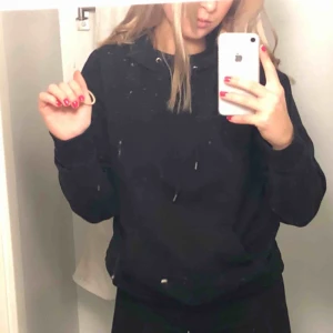  - Helt vanlig svart hoodie, jätte mysig insida. Från märket istay, köpt på carlings. Jätte fint skick knappt använd. 