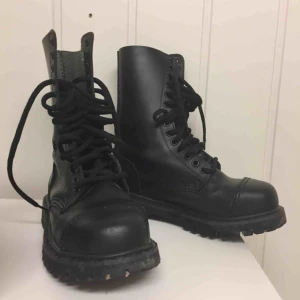  - Balla kängor i strl 36 från RockShop. Köptes 2010 för 1000kr och har bara legat i garderoben pga varit förstora, använt dom några få nu men är inte helt min stil. 499kr + 90kr frakt. Har en liten repa på ena skon, syns på sista bilden. Prutat och klart. 