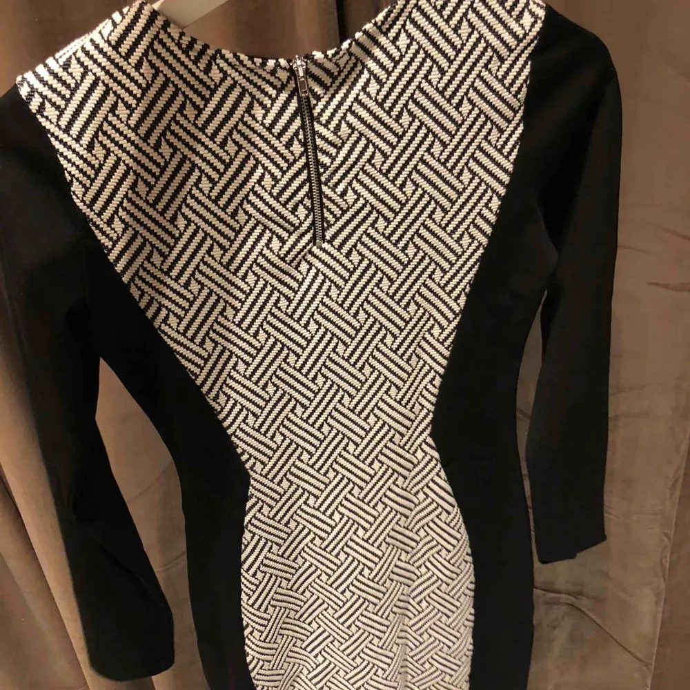 en svin snygg klänning ifrån H&M divided i storlek 36/S använd en gång på nyårsafton så väldigt bra skick möts upp i stockholm, frakt står kunden för . Klänningar.