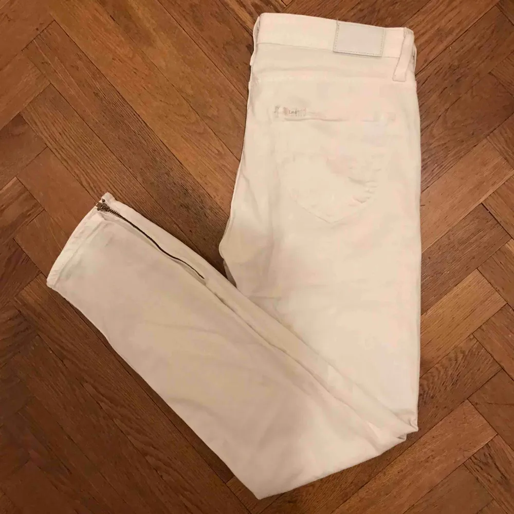 Vita stuprörs jeans med låg midja från Lee  Kedja i byxbenet som går att dra upp ca 10cm  W28 L33. Jeans & Byxor.