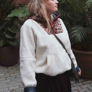  - Skitsnygg dunjacka/hoodtröja från urban outfitters, säljer för den används för lite. Frakten tillkommer😊