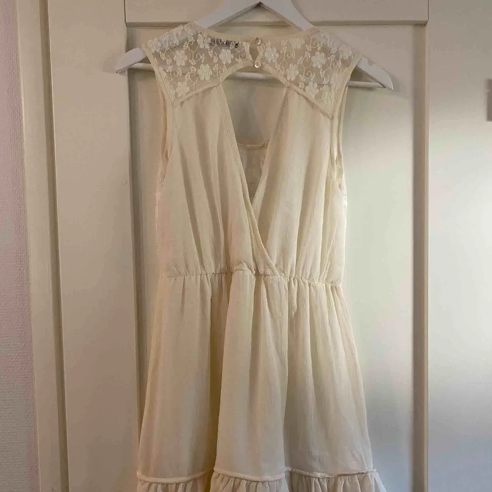 En fin klänning ifrån Rut&Circle som är använ ett fåtal gånger perfekt till skolavslutning eller konfirmation. Klänningar.