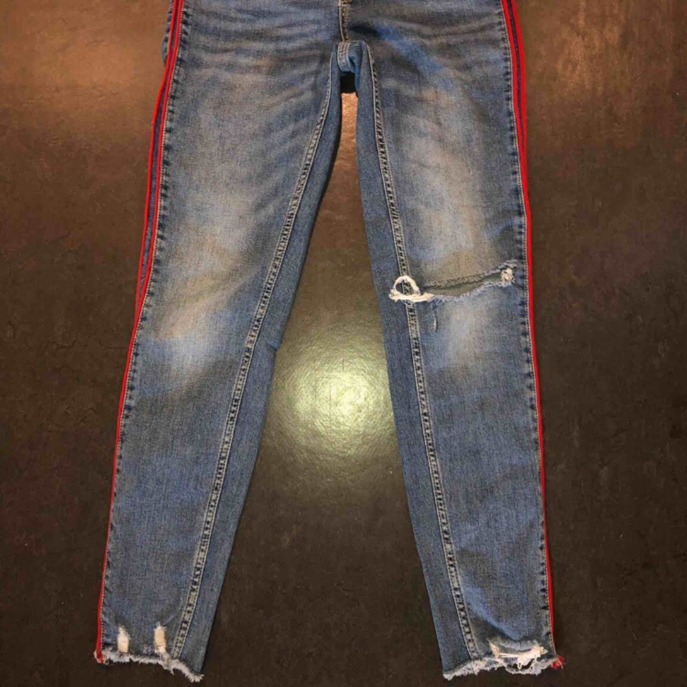 Jättefina skinny jeans med hål på slitningar och röd rivär på sidorna, lågmidjade. Säljer dem för att dom är försmå för mig. Fint skick och som sagt väldigt fina. Köparen står för eventuell frakt. . Jeans & Byxor.
