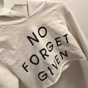  - En jätte fin vit magtröja som ingår en luva med där bak, men som tyvärr inte passar mig. 