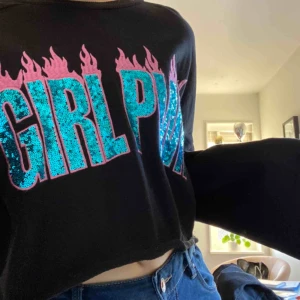  - Supercool cropad tröja med texten GIRL PWR Använd 2 ggr så i toppenskick Har utsvängda armar-cool detalj 