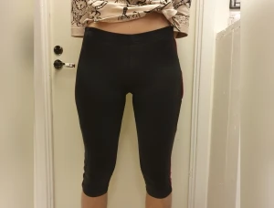Träningsbyxor - Storlek S, använt skick. Men funkar fortfarande fint. Frakt tillkommer om det ska postas
