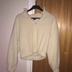  - Vit fluffig tröja från gina tricot 😊