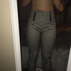 Rutiga byxor  - Rutiga byxor som är lite stora i midjan 💗
