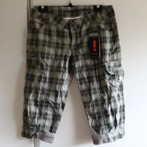 Nya shorts - Nya shorts lappar sitter kvar. Köparen står för frakten. 