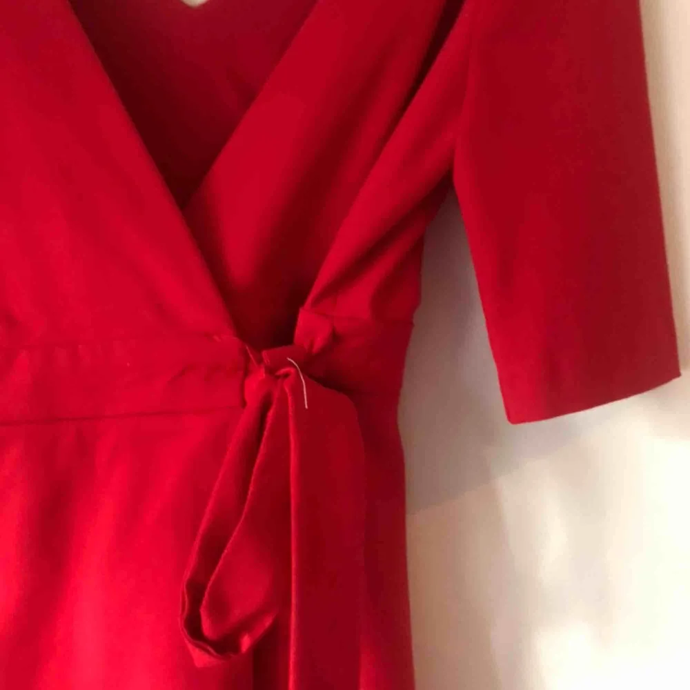 En super fin röd klänning från Zara. Man knyter klänningen beroende på hur tajt och hur urringningen ska vara. I storlek M skulle säga att den är S-M. Hör av er vid intresse. Priset går att diskutera💗. Klänningar.