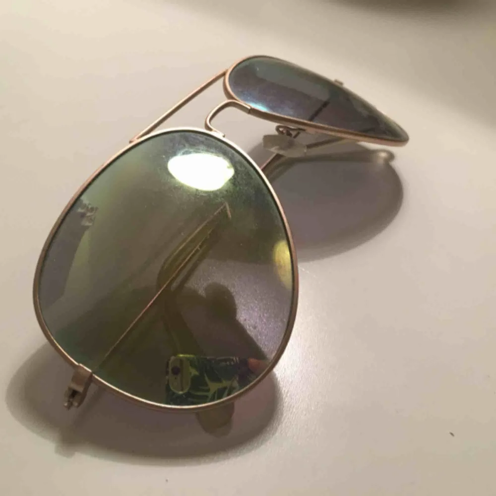 Grön gula solglasögon, mellan stora, dom är grattis köparen betalar bara frakt. Accessoarer.