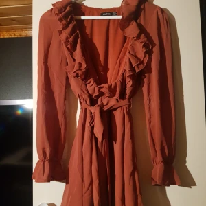  - Bohoo klänning med låg urringning. Använd en gång. Strl 38.Köpare står för frakt 