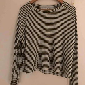  - Base boxy long sleeve från Weekday. Möts i Stockholm eller skickar mot frakt!