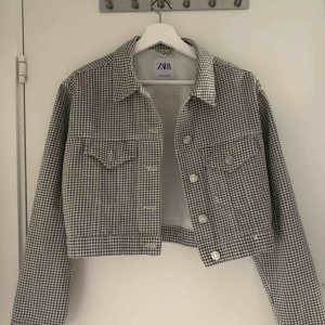  - Superfin checkered jacka från Zara! Bara använt en gång så är som ny :) 
