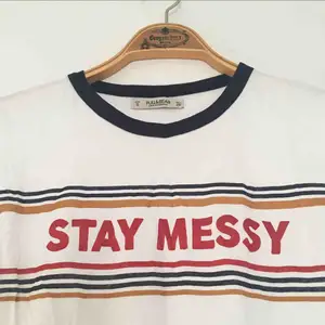 ”Stay messy” T-shirt från pullandbear i storlek S. Aldrig använd 