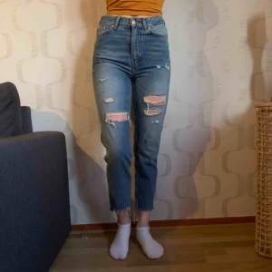  - Högmidjade jeans i storlek 26/S.  Aldrig använda, endast testade. 