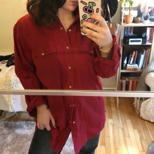  - Oversized skjorta köpt secondhand