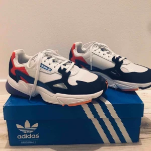  - Helt oanvända super snygga skor!!  Nypris 999