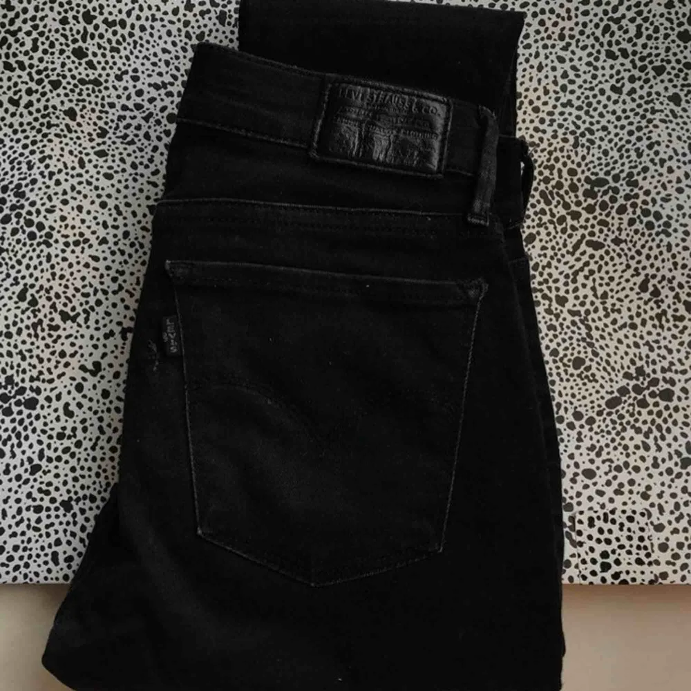 Svarta Levis jeans! Strl 26. Pytteliten defekt på rumpan. . Jeans & Byxor.