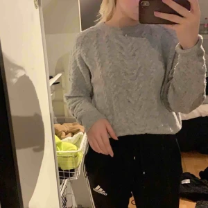  - Stickad tröja, jätte gosig å inte alls sticksig, frakt ingår inte i priset, nypris var 300