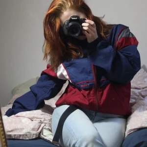 TOPELINE sportig  jacka  - Snygg vintage jacka från topline! Storlek 6, vet inte exakt men uppskattar till kille stl M och L i dam. Jag är medium och tycker den är snyggt oversize på mig! Frakt 44kr 