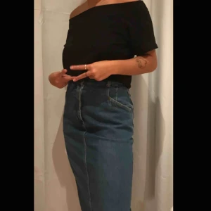  - Den går strax under knäna.  Säljer pga för liten Passar typ till allt