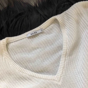  - Vit stickad tröja ifrån nakd, som är använd ett fåtal gånger. Köparen står för frakt. Säljes då jag använder den längre.  Vid frågor och fler bilder hör av er<33