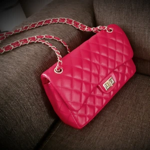  - Chanelinspirerad klassisk flapbag med gulddetaljer och vridlås fram❤Väskan har många fack inuti inklusive stora klassiska fickan/facket på baksidan av väskan. Den är helt oanvänd/och i nyskick, och säljer vidare då jag ej har plats, samt att den förtjänas att användas!🌍Jag postar spårbart! Och frakten ingår i priset vid köp senast 3FEB