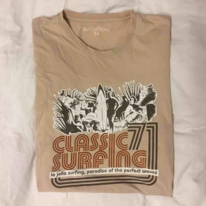  - En 70-tals inspirerad t-shirt i storlek Medium. Fint skick! 99kr plus 60kr frakt. Prutat och klart. 