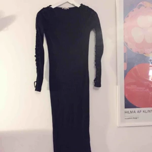  - Svart tight klänning! Den går till strax över knäna! Sparsamt använd och bra kvalité 🌸  Kan mötas upp i Uppsala eller skicka! 