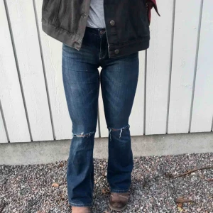 Jeans - Dom perfekta bootcut jeansen med egen gjorda hål! Tyvärr har dom blivit för korta på mig därav Säljer jag dom☹️ modellen är 169 cm byxorna är Strl 34 men skulle säga att dom passar 36/38/S exakt lika bra😉 (frakt tillkommer på 65kr)