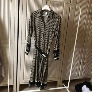  - Klänning ifrån HM som knappt är använd, som ny! 