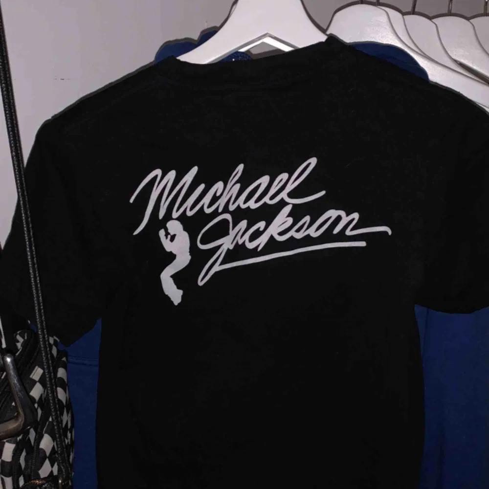 Michael Jackson tröja i stl S, men liten så passar en xs mer. Bra men använt skick. Frakt ingår i priset på 100 kr. . T-shirts.