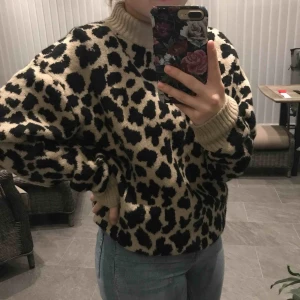  - Jättefin oversized stickad tröja från nakd. Storlek x-small men skulle säga att den även passar storlek s/m också då den är oversized. Använd en gång då den är för stor för mig. Köparen står för frakten